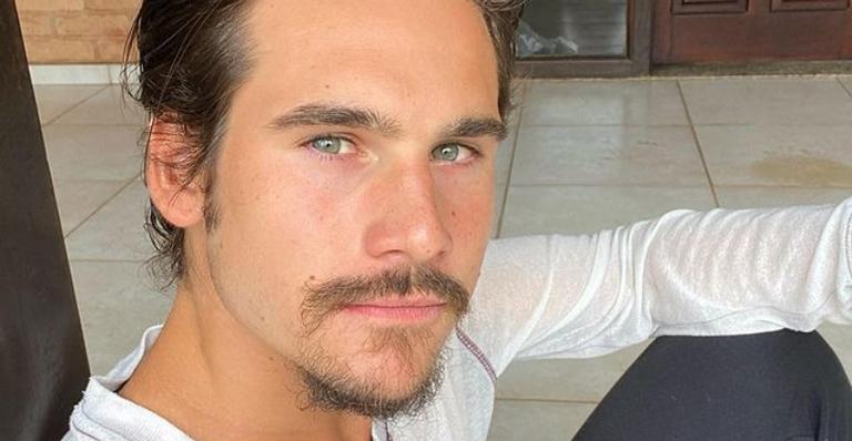 Nicolas Prattes renova suas energias ao se banhar em fonte natural de água: ”A cura”