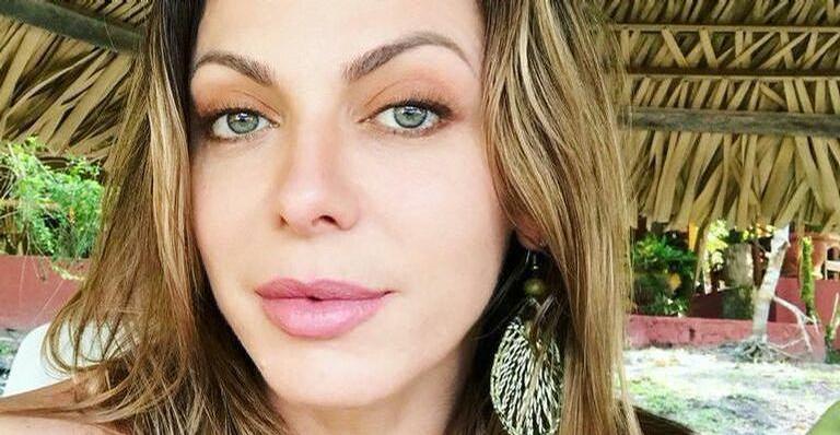 Sheila Mello é clicada de camisola transparente e fãs vão ao delírio