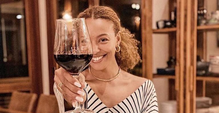 Sheron Menezes ousa na elegância ao posar com maiô rosa e é elogiada: ”Maravilhosa”