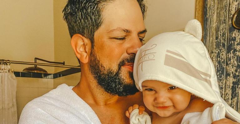 Sorocaba curte a companhia do filho, Theo, e compartilha lindos registros: ”No rancho com o papai”