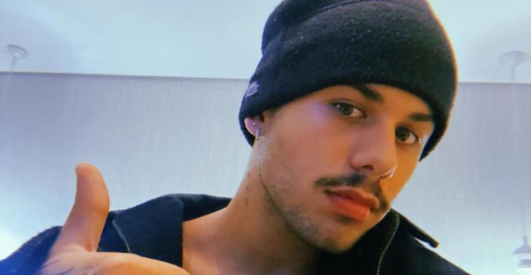 Zé Felipe se derrete ao flagrar a filha se mexendo na barriga: ”Amor da minha vida”