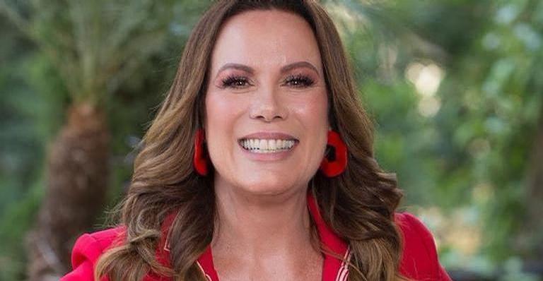 Aos 53 anos, Regina Volpato impressiona ao mostrar corpo real de biquíni