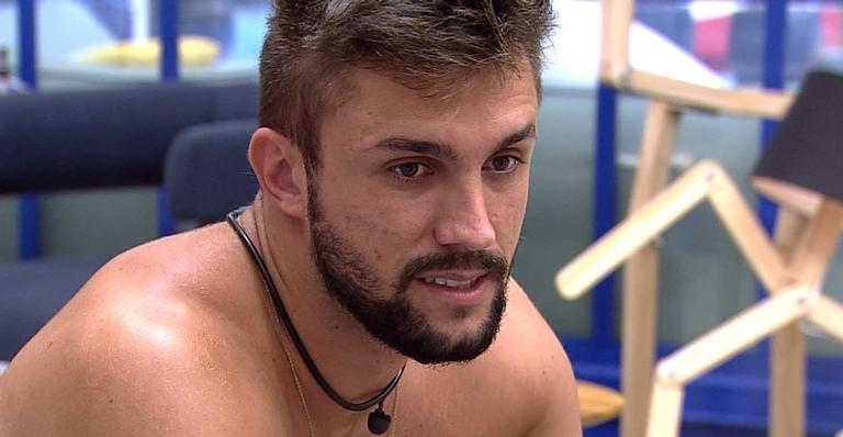 BBB21: Arthur critica postura de sister e alerta: ”Aquilo ali é uma cobrinha!”