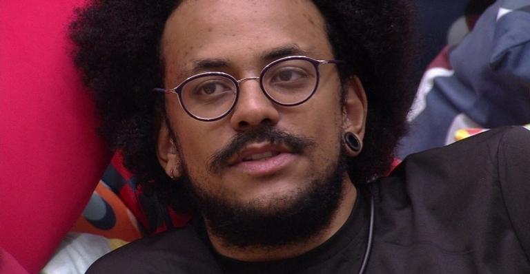 BBB21: Em noite de eliminação, João Luiz conversa com Camilla e declara torcida