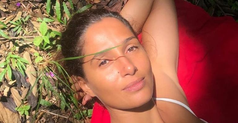 Camila Pitanga se emociona com a vacinação de sua mãe: ”Meu sentimento é de gratidão”