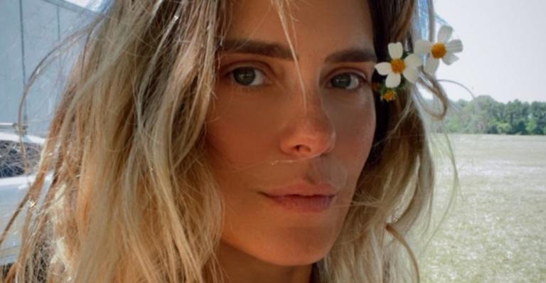 Em meio à natureza, Carolina Dieckmann rouba a cena com clique belíssimo: ”Rosa”