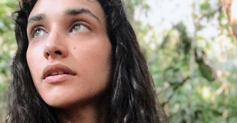 De batom vermelho, Débora Nascimento rouba a cena com clique belíssimo: ”Livre”