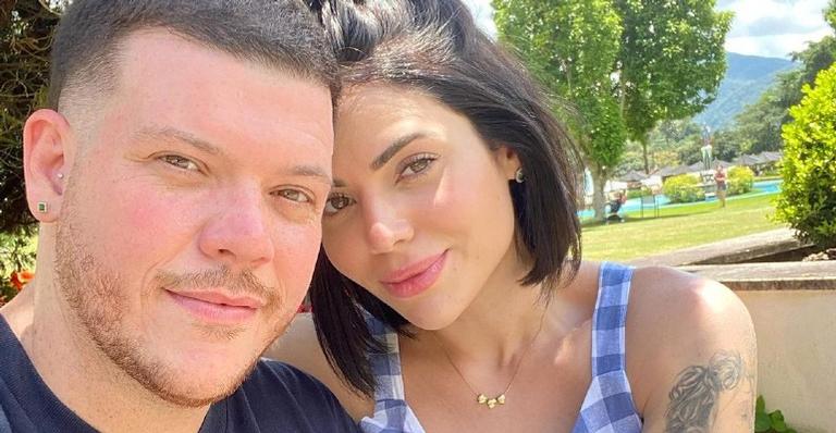 Ferrugem rebate internauta que o aconselha a não fazer juras de amor: ”Quando a gente ama é assim”