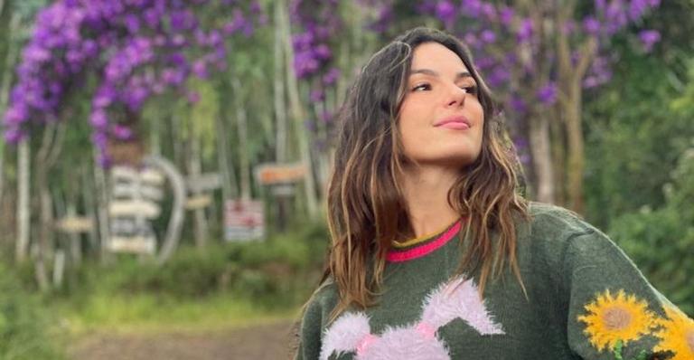 Isis Valverde posa em cachoeira e dispara: ”Às vezes é bom fazermos uma faxina dentro da gente”