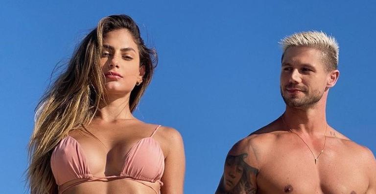 Jonas Sulzbach posa abraçado com Mari Gonzalez e se declara: ”Te amo muito”
