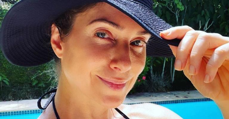 Letícia Spiller posa tomando sol e brinca: ”Vitamina D, ok”