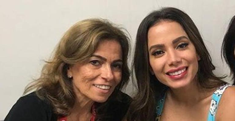 Mãe de Anitta parabeniza a cantora pelo aniversário de 28 anos
