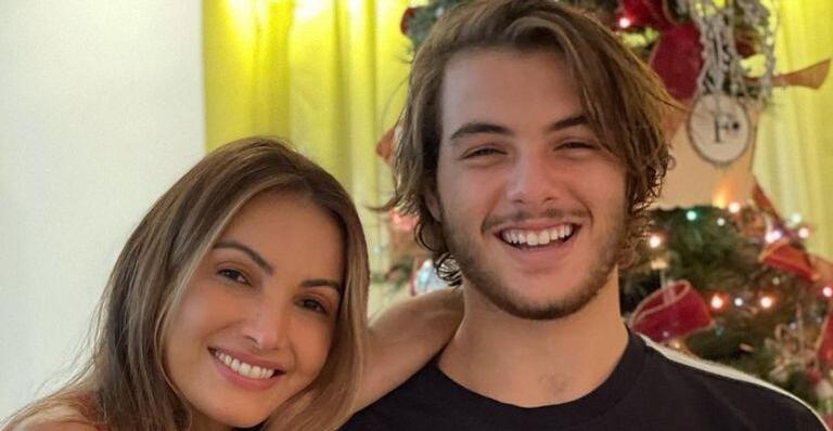 Patrícia Poeta surge com camiseta da produtora do filho e divulga trabalho dele: ”Tão criativo!”