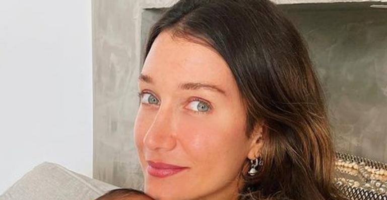 Gabriela Pugliesi posa com o sobrinho recém-nascido e se derrete: ”Conheci um amor novo”