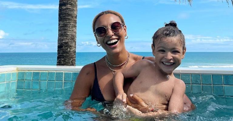 Sheron Menezzes mostra o filho pulando em sua cama e pede: ”Aulas, voltem logo”