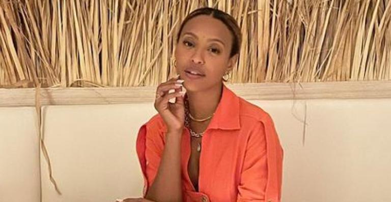 Sheron Menezzes renova as energias com refrescante banho de cachoeira: ”O que te energiza?”