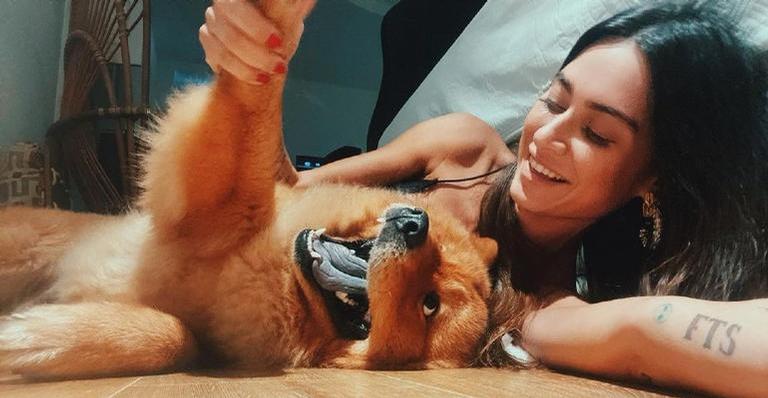 Thaila Ayala compartilha lindos cliques com o seu cachorrinho: ”Meu filho caçula”