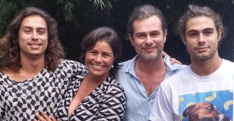 Valeria Alencar posta clique antigo em família e brinca: ”Até poderia ser capa de disco”
