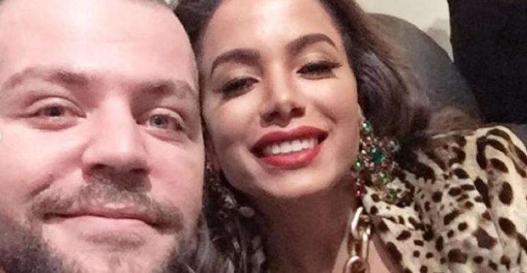 Victor Sarro parabeniza a amiga Anitta: ”Amo ver você indo ser feliz!”