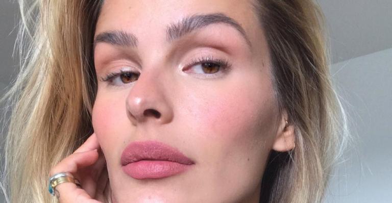 Yasmin Brunet surge de biquíni se divertindo em balanço e fãs elogiam: ”Tão linda… tão leve”