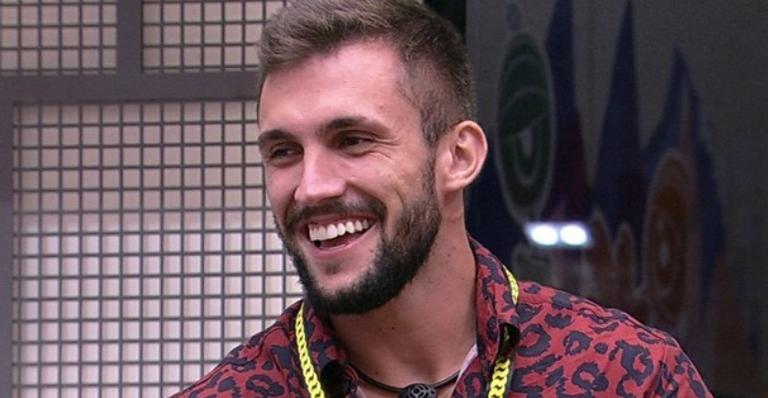BBB21: Arthur surpreende ao fazer revelação sobre Sarah: ”No início fiquei a fim dela”