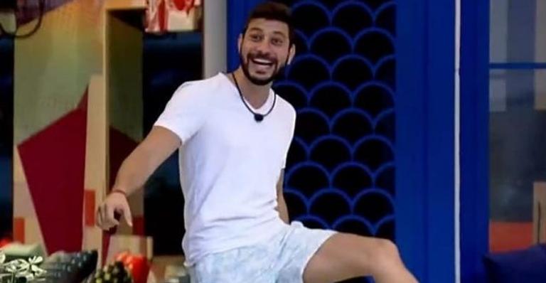 BBB21: Caio tira a bota ortopédica e comemora: ”Que felicidade”