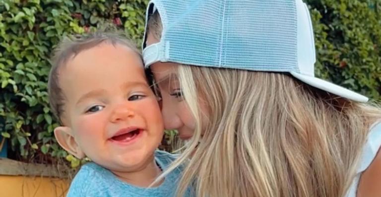 Biah Rodrigues surge comendo cana com o filho, Theo e se derrete: ”Quem não ama?”