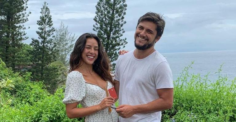 Bruno Gissoni e Yanna Lavigne trocam beijão ao pôr-do-sol em registro perfeito
