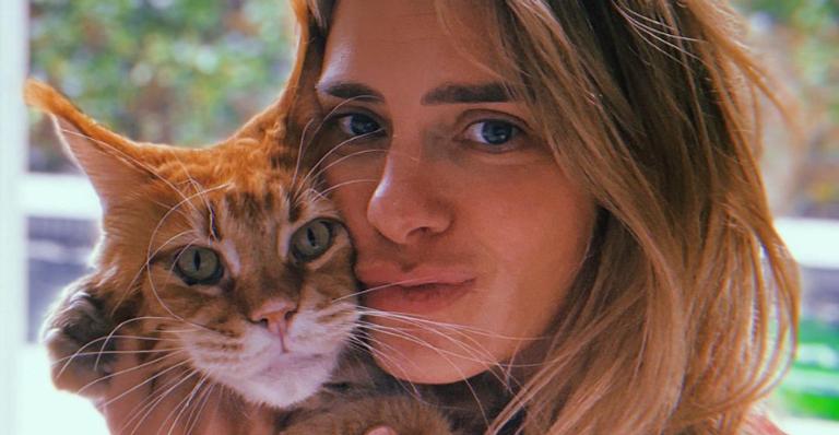 Carolina Dieckmann posa agarradinha com seu gatinho e encanta fãs: ”Melhor amor do mundo!”