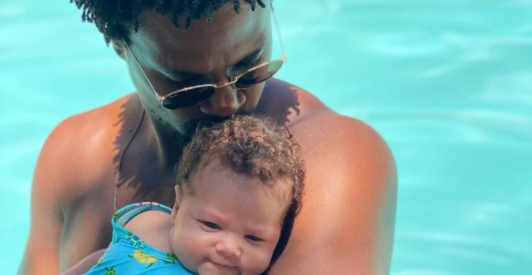 David Junior surge dormindo ao lado da filha, Amora e se derrete: ”Adoro eternizar esses momentos”