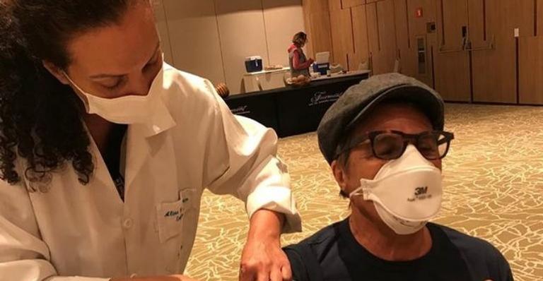 Evandro Mesquita é vacinado contra a Covid-19: ”Viva o SUS, viva a ciência”