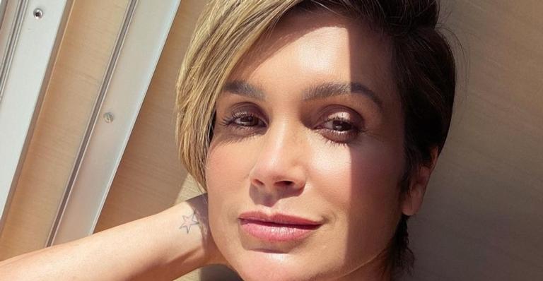 Flávia Alessandra posa com vestido de oncinha e exibe pernões em fenda arrasadora: ”Deslumbrante”