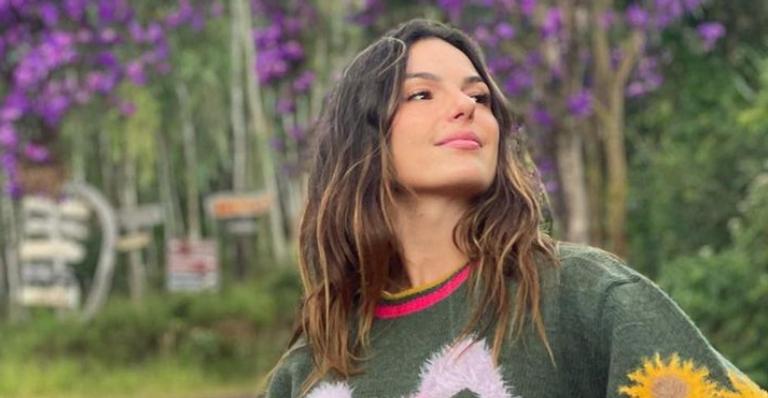 Isis Valverde compartilha sequência de cliques em meio à natureza: ”Uma deusa”