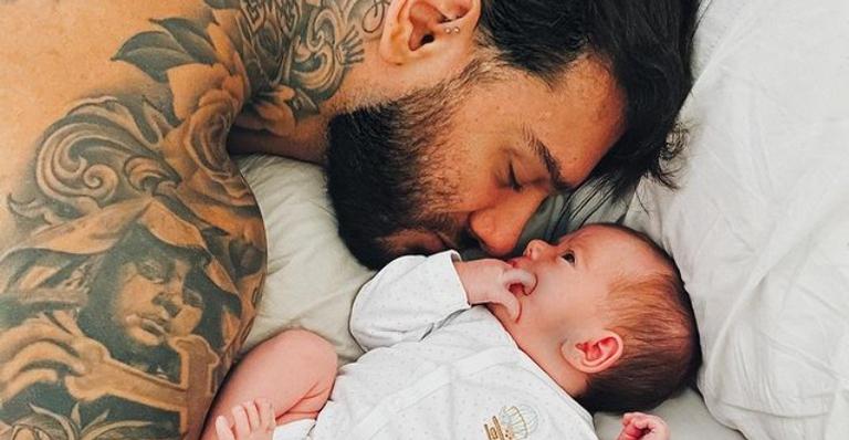 Lucas Lucco encanta ao compartilhar clique do momento que segurou o primeiro filho, Luca, nos braços
