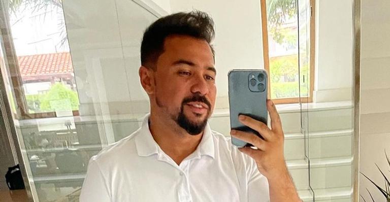 Mãe de Xand Avião recebe 1ª dose da vacina e cantor comemora: ”Deus é maravilhoso”