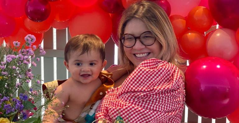 Marilia Mendonça surge tomando banho ao lado do filho, Leo e se declara: ”Te amo tanto”