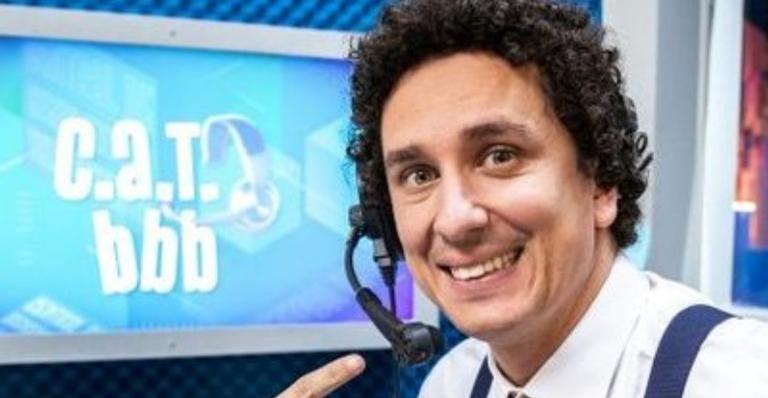 Rafael Portugal surge fazendo brincadeira com dummie e diverte web: ”O que rolou aqui?”