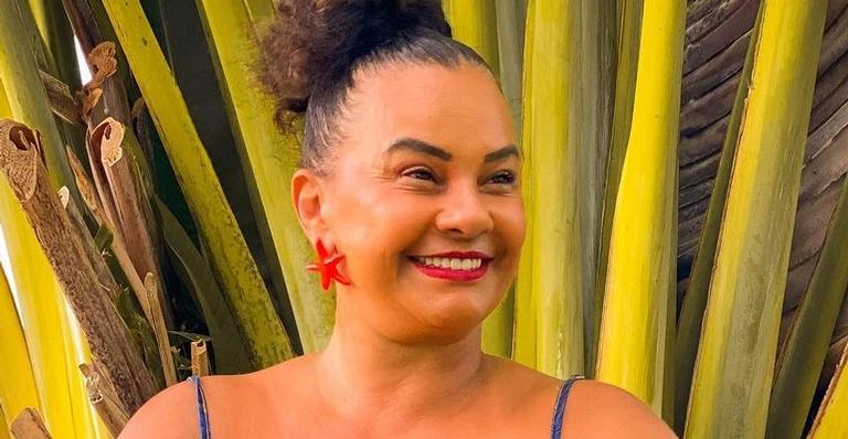 Aos 63 anos, Solange Couto posa de biquíni fio dental vermelho e corpão se destaca: ”Que bumbum!”