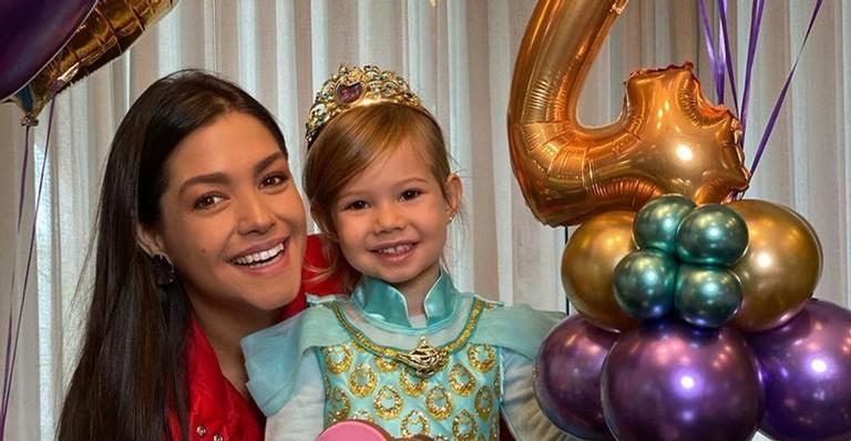 Thais Fersoza compartilha clique cheio de amor com a filha, Melinda, e encanta: ”Muito amor”