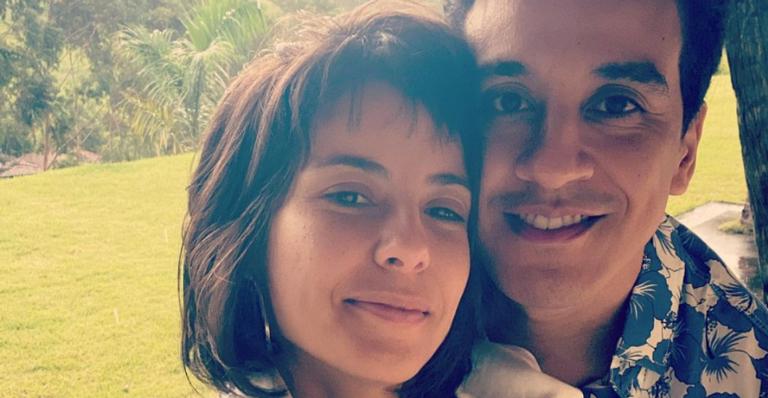 Andréia Horta posta clique romântico com Marco Gonçalves e se derrete: ”Boy que eu amo!”