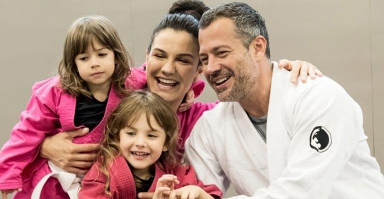 Kyra Gracie encanta ao posar com a família usando kimono: ”Sempre sonhei em tirar uma foto assim”