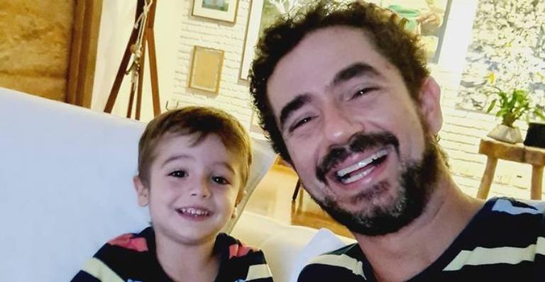 Felipe Andreoli compartilha clique fofo do filho com cachorrinho: ”Rocco e seu novo amigo”