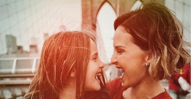 Fernanda Rodrigues posa meditando com a filha, Luísa: ”Foi muito emocionante”