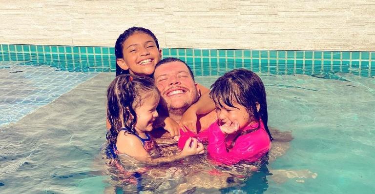 Em vídeo hilário, filha de Ferrugem pinta o rosto do pai com tinta