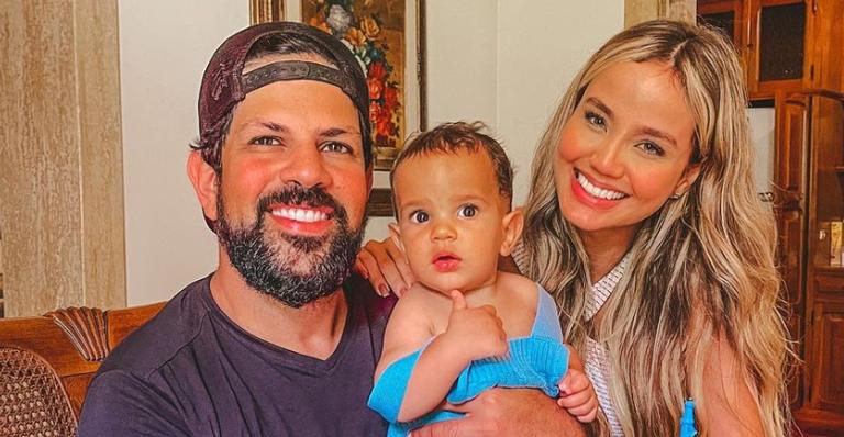 Filho de Sorocaba e Biah Rodigues surge estiloso em passeio de carro e encanta fãs: ”Muito lindo”