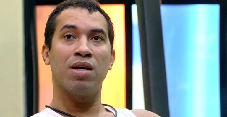 BBB21: Gilberto se recusa a votar mais uma vez em Roldoffo: ”Não vou dar mais palco!”