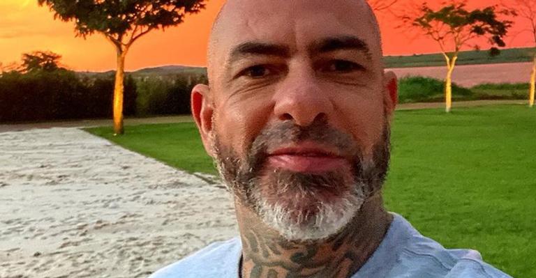 Henrique Fogaça comemora 47 anos: ”Apesar de ser o dia da mentira, é verdade”