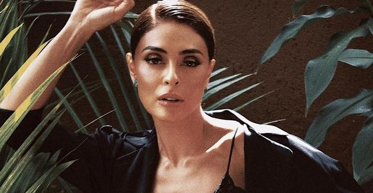 Deslumbrante, Juliana Paes empina o bumbum no mar com biquíni fio dental e para tudo: ”Deusa”