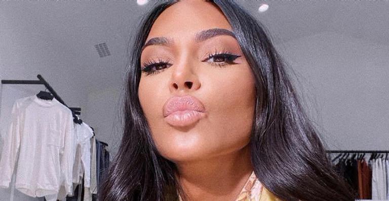 De férias, Kim Kardashian surge relaxando com os filhos em lugar paradisíaco: ”Vida de mãe”