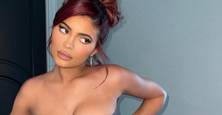 Kylie Jenner posa em jatinho luxuoso e chama atenção da web: ”Quero ser rica igual você”